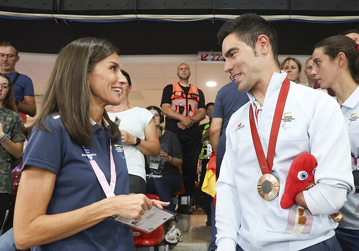 El ciclista cordobés Alfonso Cabello junto a la reina Letizia tras conseguir el bronce