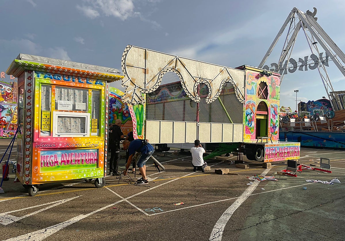 Desmontaje de una de las atracciones de la feria de Palencia