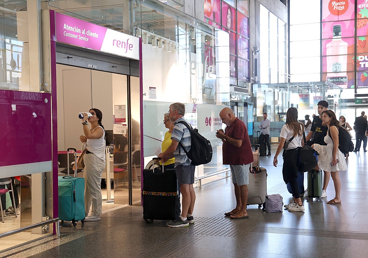 Pasajeros hacen cola en un puesto de atención al cliente de Renfe en la estación de Córdoba