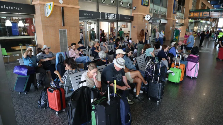 Pasajeros esperan la llegada de sus respectivos trenes en la estación de Córdoba