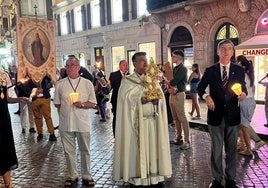 El estandarte de la Virgen Milagrosa de los Mínimos, con la medalla de la Virgen del Rocío del presidente de la Matriz, presidió el rezo