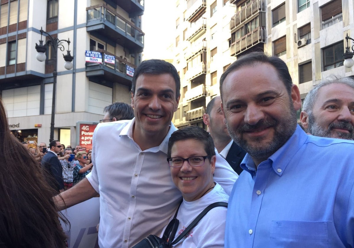 Pedro Sánchez y José Luis Ábalos, juntos en Valencia en 2016, con la entonces diputada provincial Isabel García