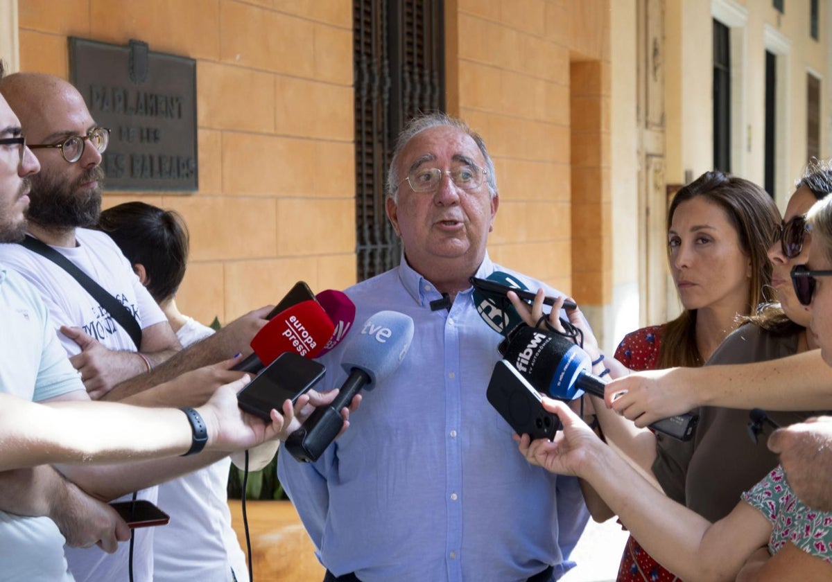 El parlamentario balear Agustín Buades (Vox) atendiendo ayer a los medios en Palma
