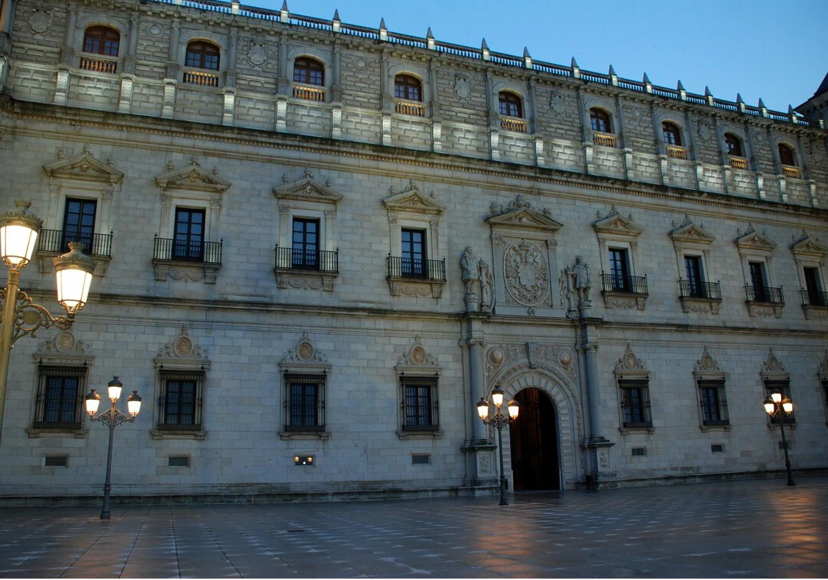 El Alcázar, al anochecer