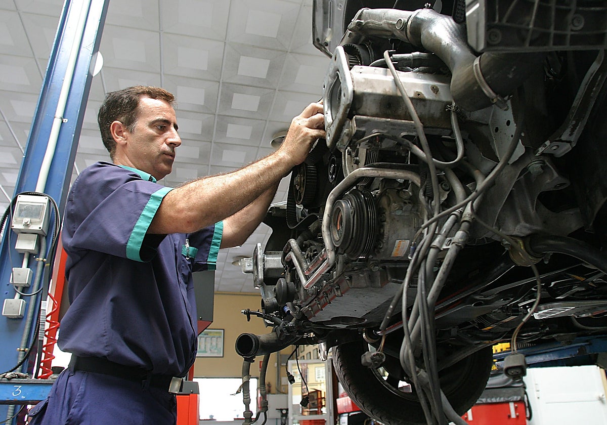 Un profesional repara un coche