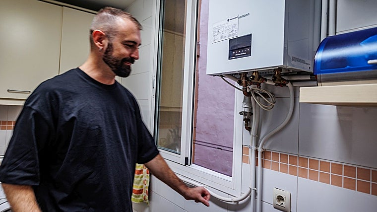 Enrique muestra la caldera de gas, sin funcionar, que le instalaron en la cocina