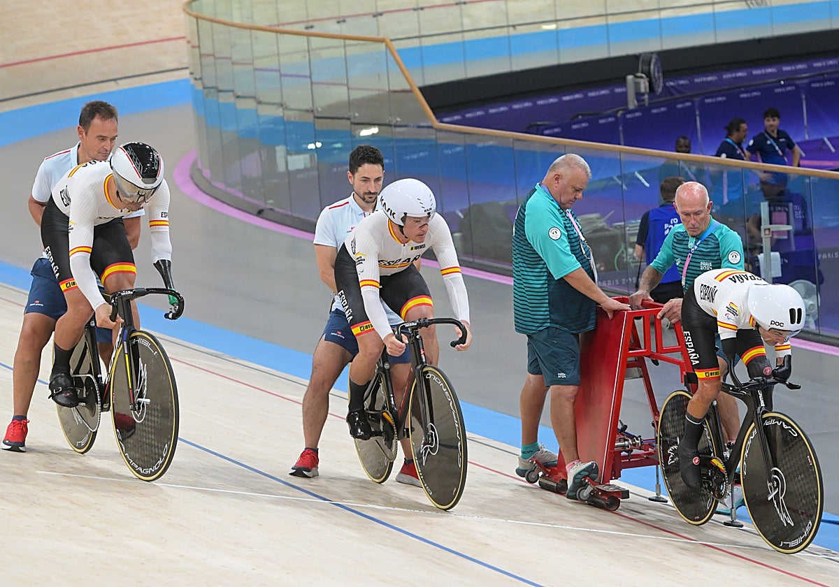 El ciclista cordobés Alfonso Cabello (a la izquierda) antes de comenzar el duelo en París 2024