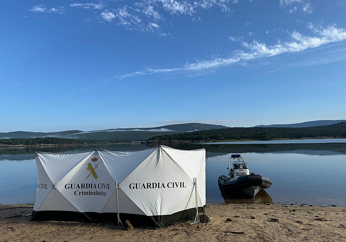 Los efectivos de la Guardia CIvil desplegados en el embalse de la Cuerda del Pozo (Soria) para localizar al joven desaparecido desde el pasado martes