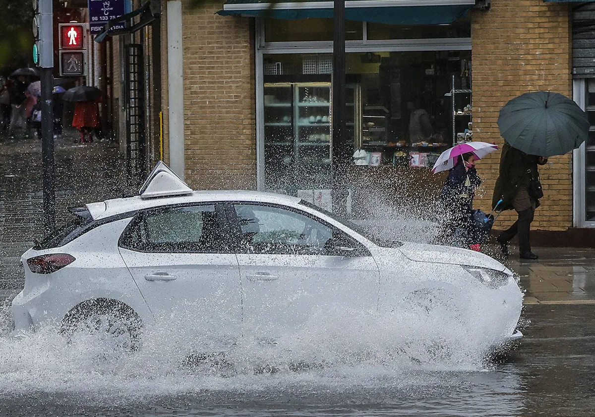 Imagen de archivo de una jornada de lluvia en Valencia