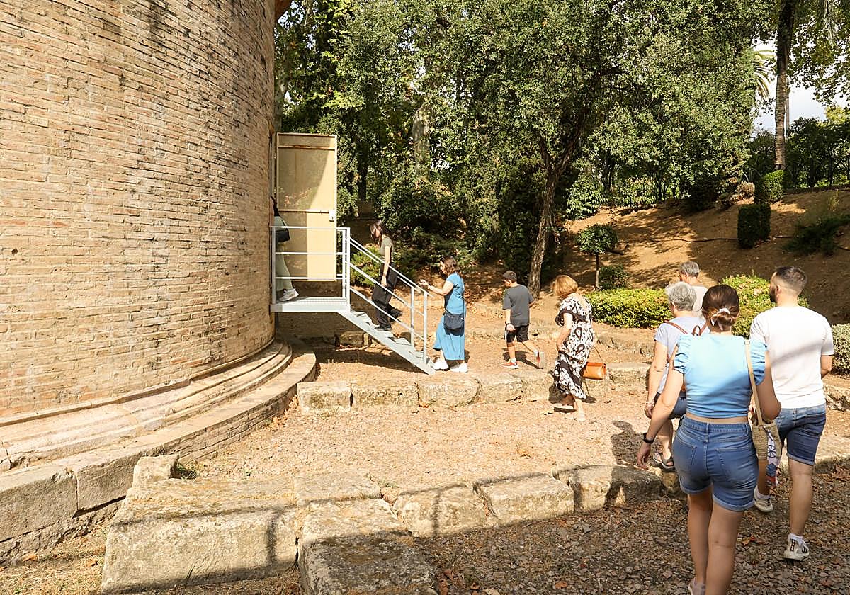 Visitantes a los mausoleos funerarios accediendo a elllos este domingo