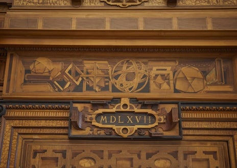 Imagen secundaria 1 - Arriba, los autores utilizaban una mezcla de hongos en la madera de chopo para darle un color azul y verde. A la izquierda, figuras geométricas presentes en la puerta que daba acceso al relicario de Felipe II. El autor buscaba representar el universo y los cuatro elementos. A la derecha, una de las puertas tiene a un hombre pensante o melancólico, una figura reiterada en el arte de la época.