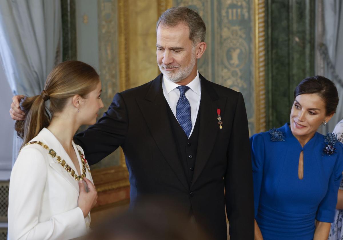 La Princesa Leonor junto al Rey y la Reina el día de la jura de la Constitución en el Congreso