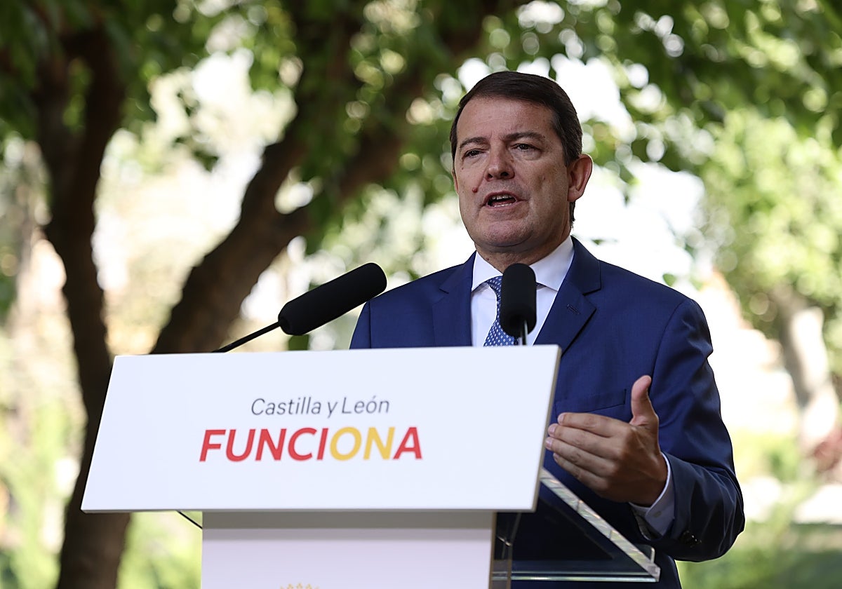 El presidente de la Junta de Castilla y León, Alfonso Fernández Mañueco, durante su comparecencia ante los medios de comunicación