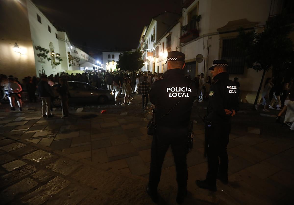 Policía Local vigilando la plaa Conde de Priego en las ültimas Cruces