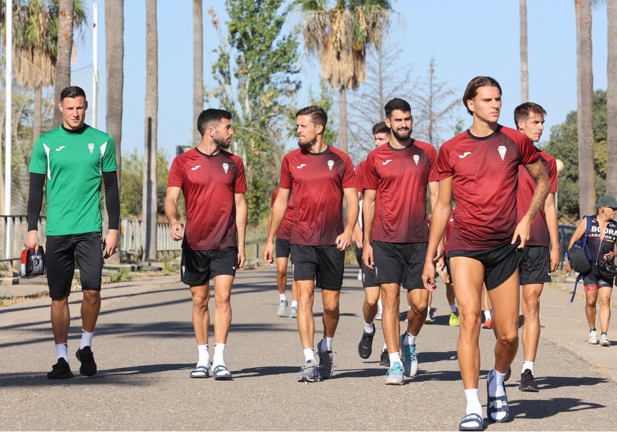 La plantilla del Córdoba camino a la Ciudad Deportiva esta temporada