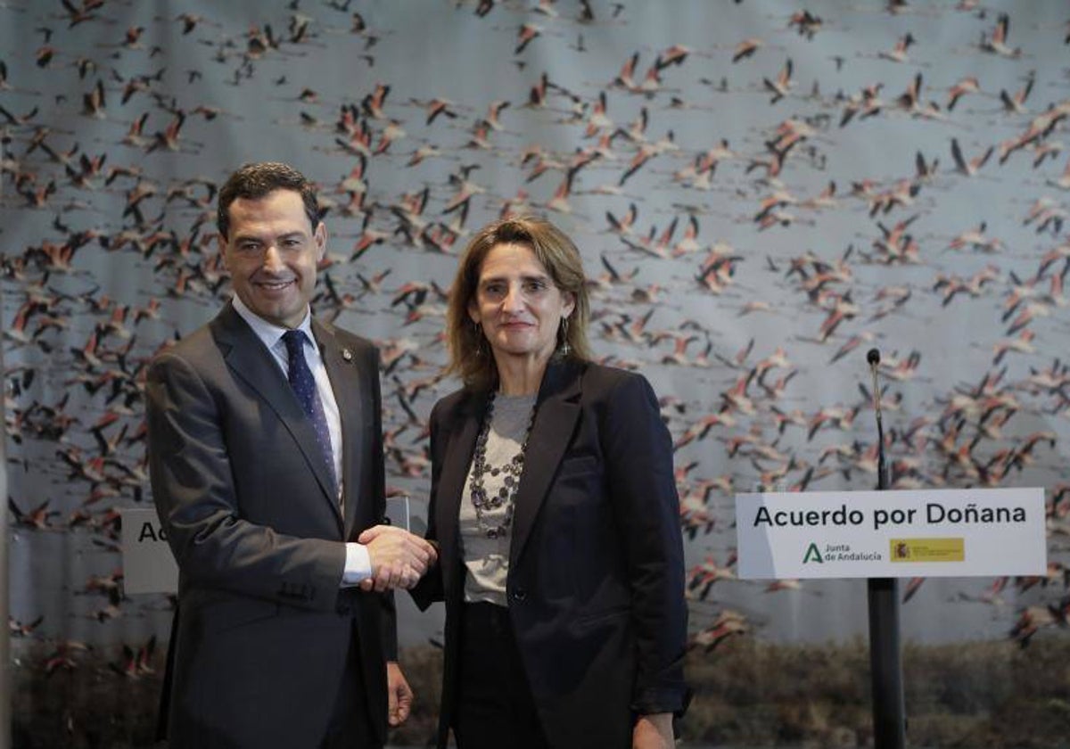 El presidente andaluz, Juanma Moreno, y la vicepresidenta Teresa Ribera