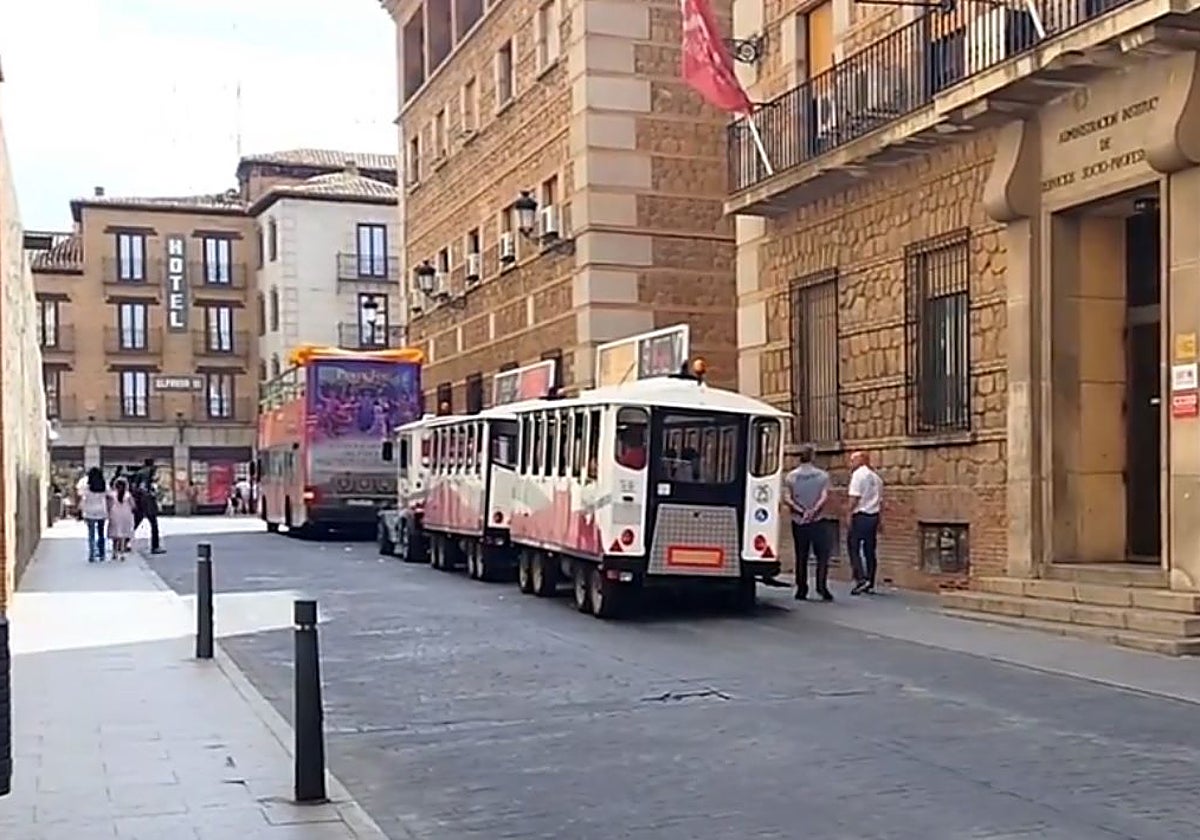 Peses a las obras en Bisagra, el autobús y el tren turístico siguen subiendo por la calle de las Armas, según denuncian los vecinos