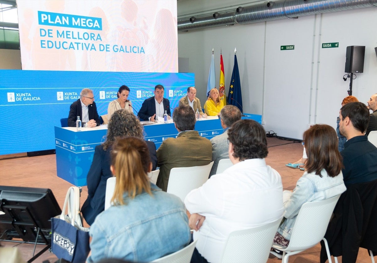 Román Rodríguez (centro) junto a los responsables de Educación en la presentación del programa Mega