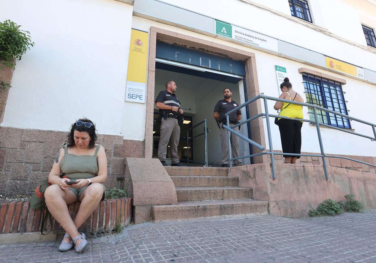 Un par de mujeres espera su turno en la oficina de empleo de Las Lonjas