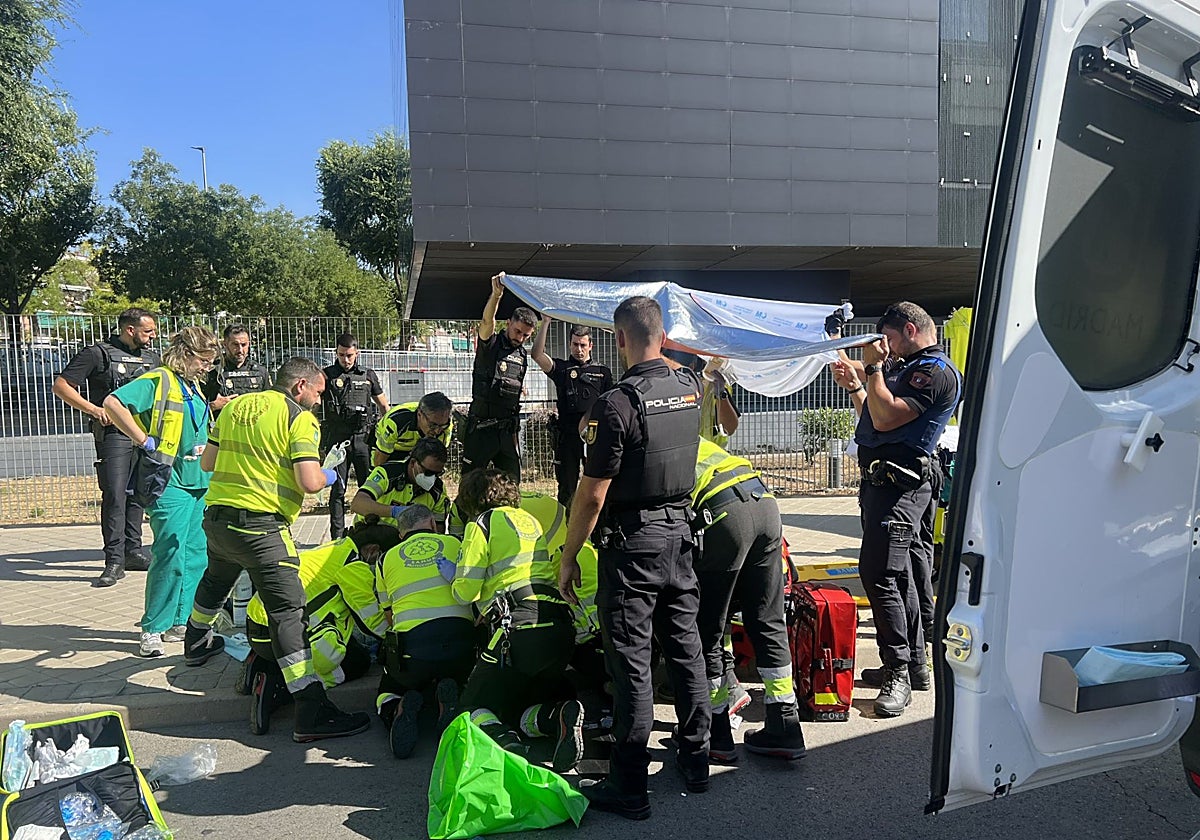 Policía Nacional, Municipal y Samur atienden a la herida