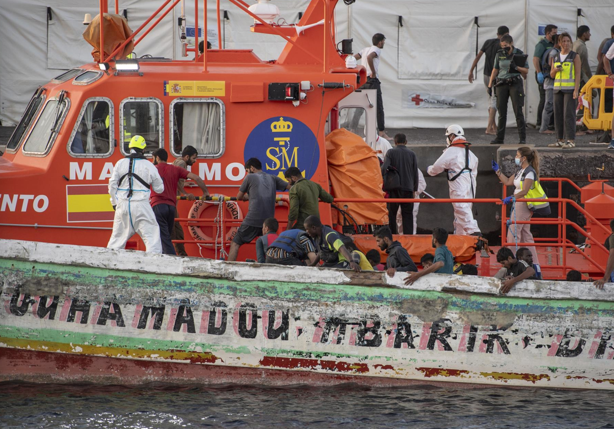 Los servicios sanitarios atienden a los migrantes llegados en cayuco al puerto de La Restinga, a 31 de agosto de 2024