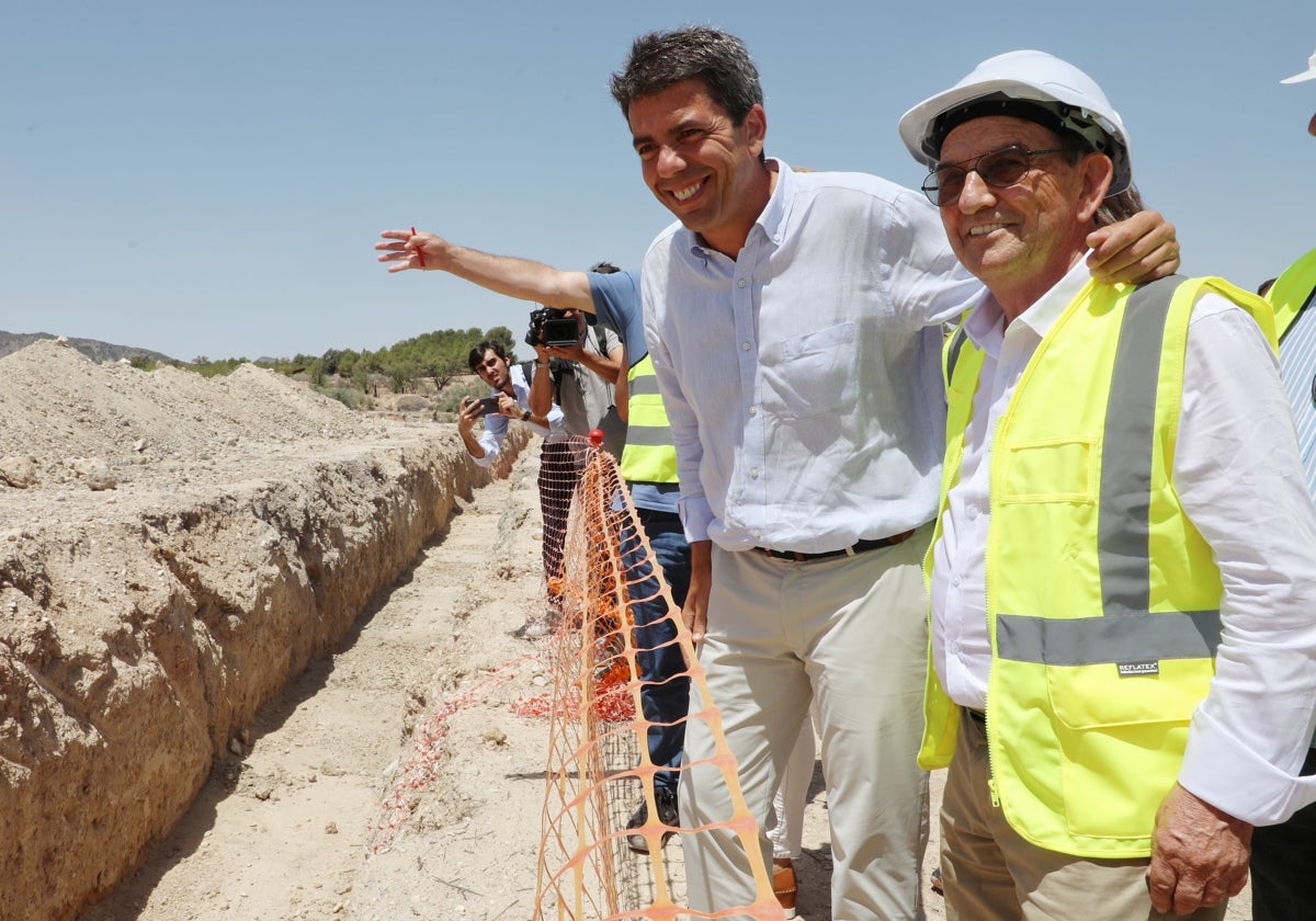 Carlos Mazón con el representantes de los usuarios del Júcar-Vinalopó Ángel Urbina, en las obras del postrasvase