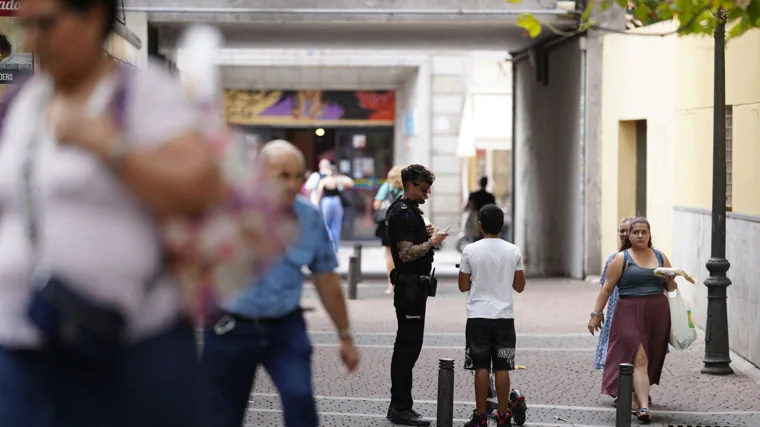 Un agente de Policía Nacional identifica a un joven