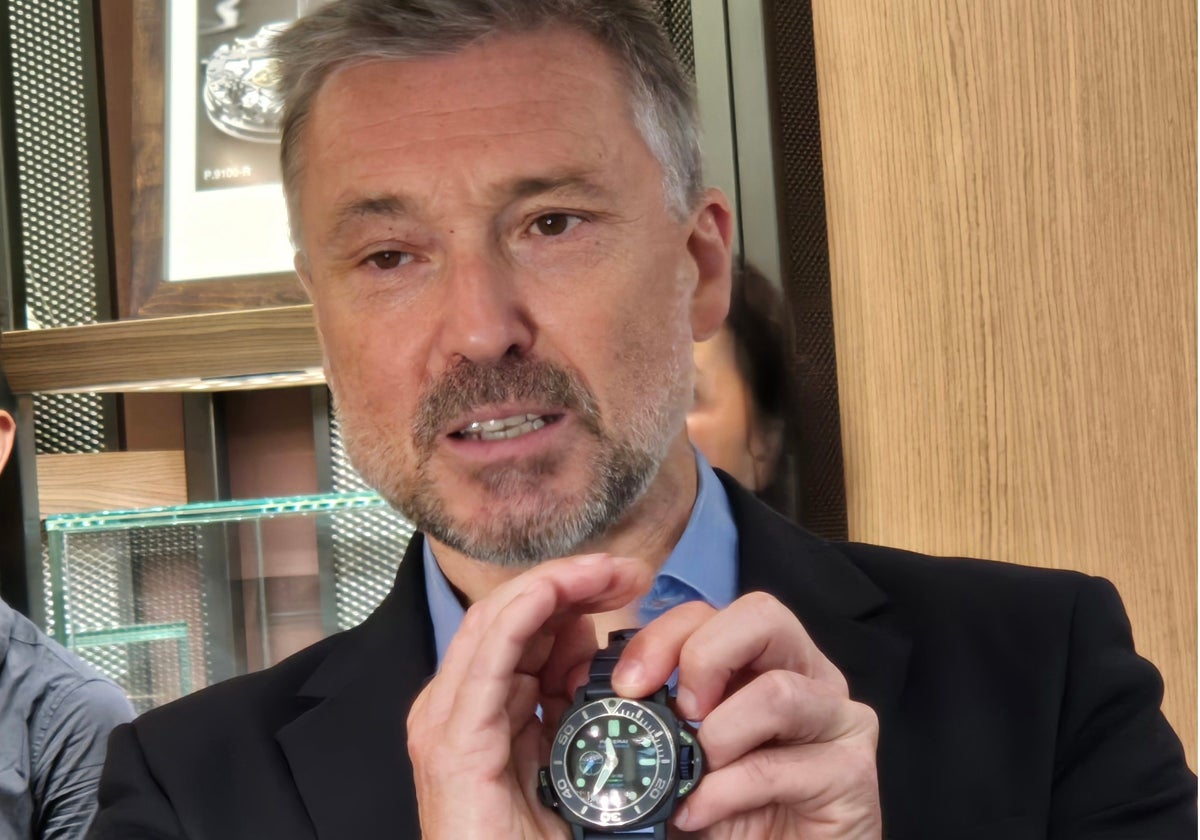 Jean-Marc Pontroué muestra el reloj en edición limitada en la primera tienda de la marca en Barcelona