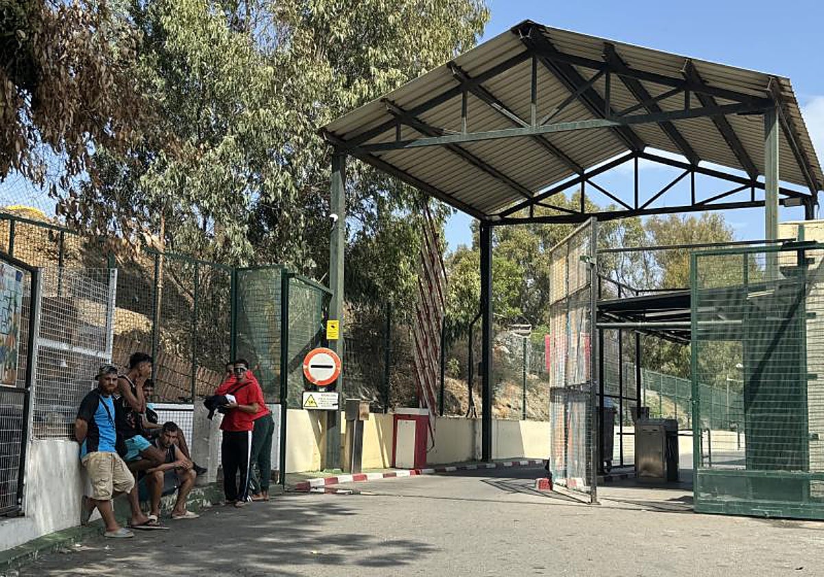 Menores inmigrantes a las puertas de un centro de acogida