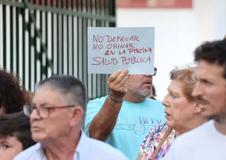 Imagen secundaria 1 - Los vecinos muestran carteles contra los problemas de convivencia de este verano