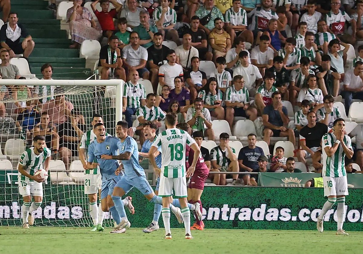 La defensa del Córdoba se lamenta tras un gol del Burgos en El Arcángel