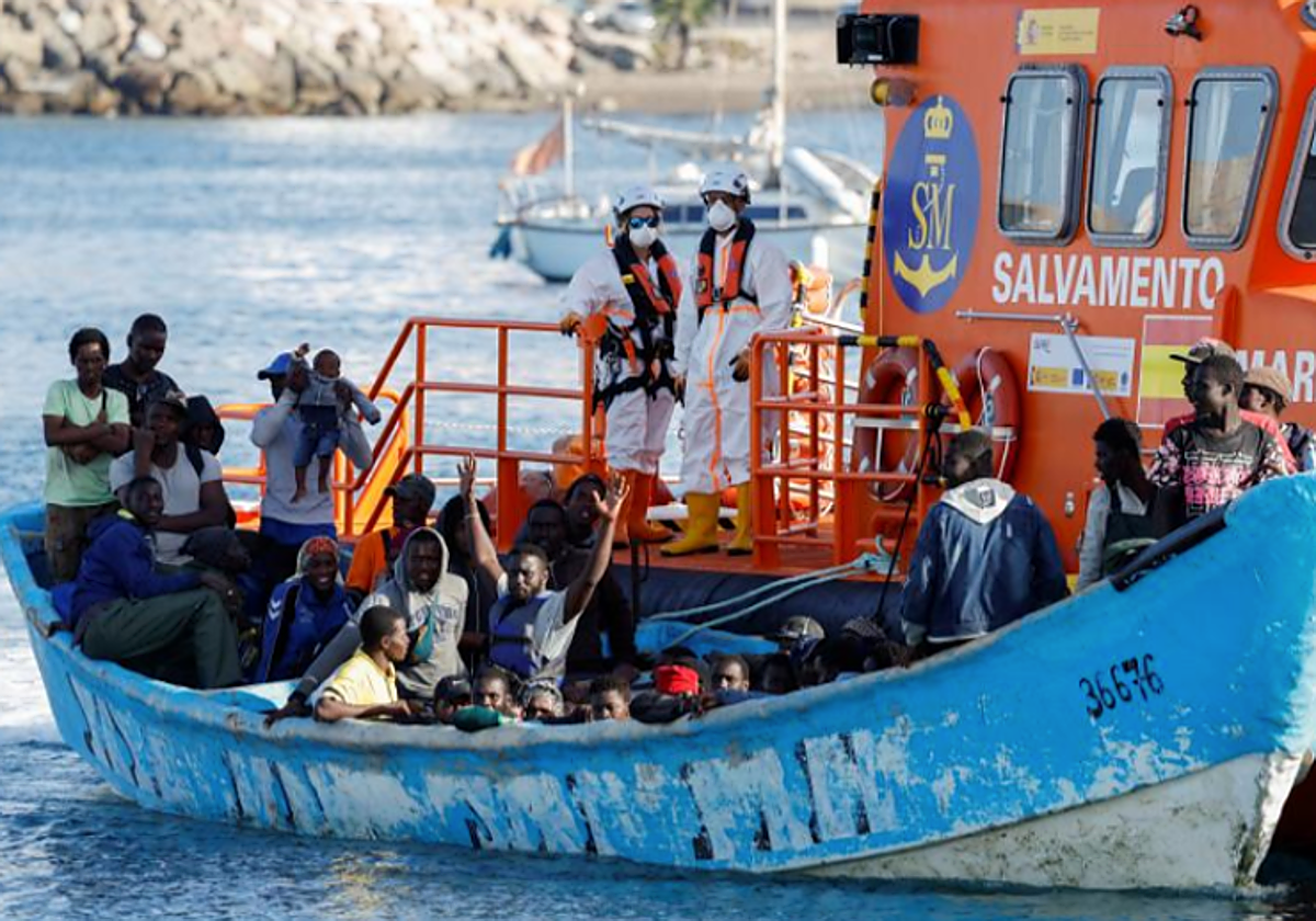 La salvamar escolta un cayuco al muelle de Arguineguín, en Gran Canaria