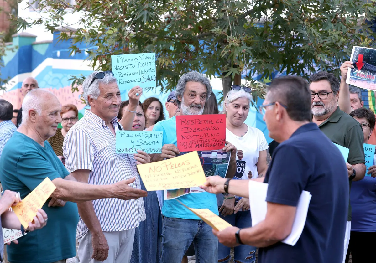 Los vecinos de la Fuensanta protestan a la puerta de la piscina