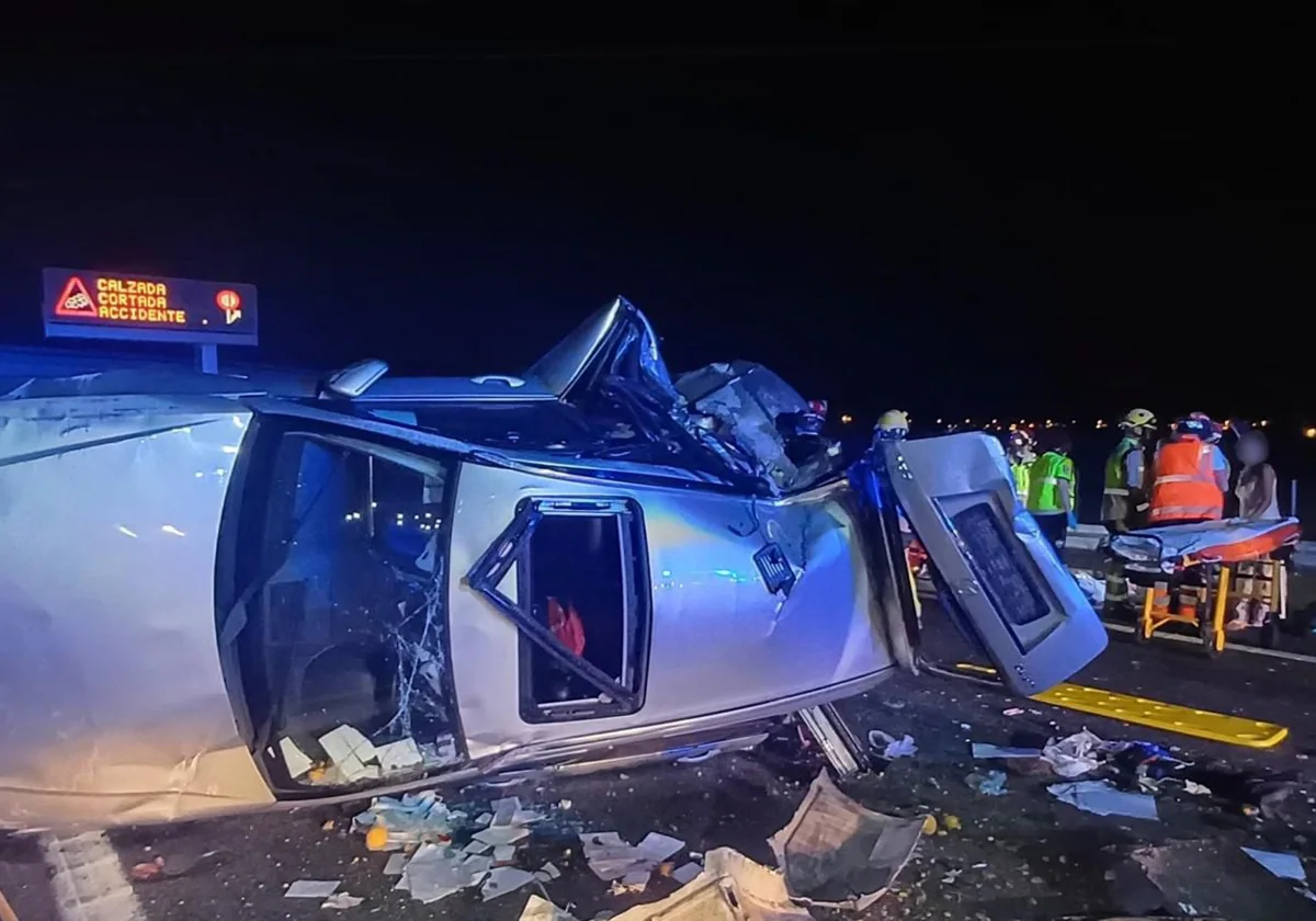 Un coche volcado en la autovía tras un accidente de tráfico el pasado 30 de agosto