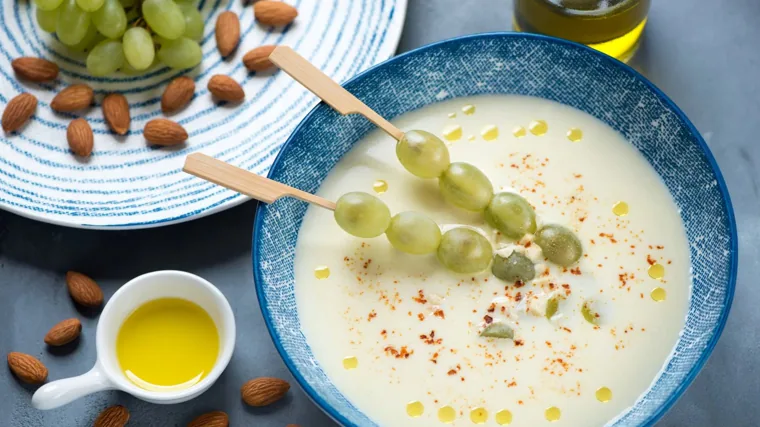 Esta sopa fría de origen humilde se elabora a base de almendras, pan, aceite de oliva, vinagre y ajo