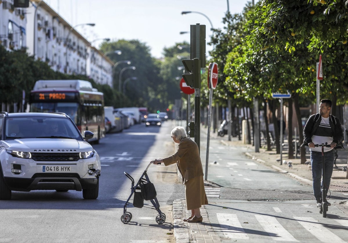 Una anciana se dispone a cruzar por un paso de cebra en la barriada del Tiro de Línea, en Sevilla