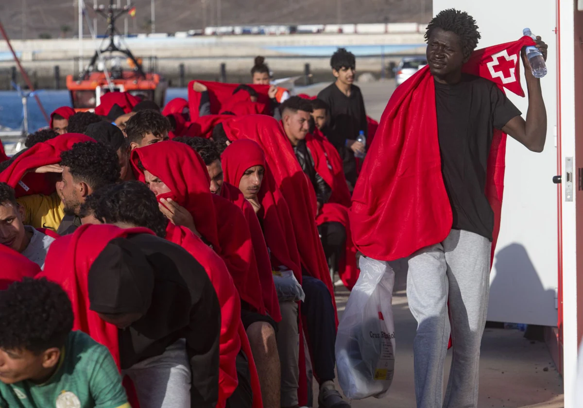 Un grupo de inmigrantes es atendido por la Cruz Roja tras ser rescatados de una patera