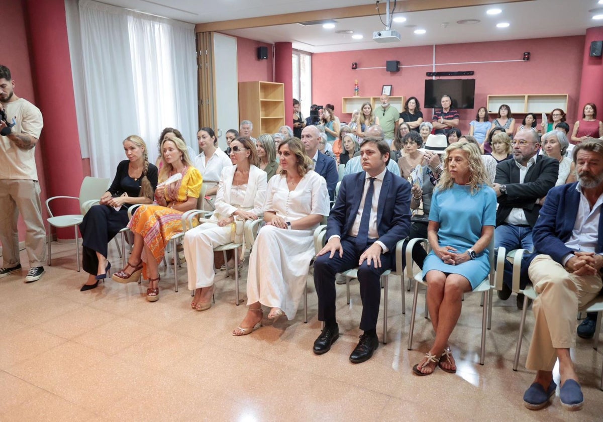 Imagen de la visita de Esther Koplowitz a la residencia La Nostra Casa de Valencia