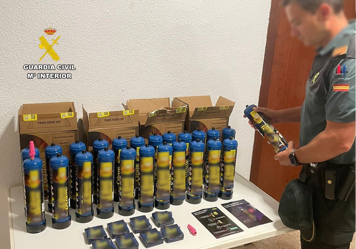 Imagen de las bombonas de óxido nitroso intervenidas en Jávea, Alicante