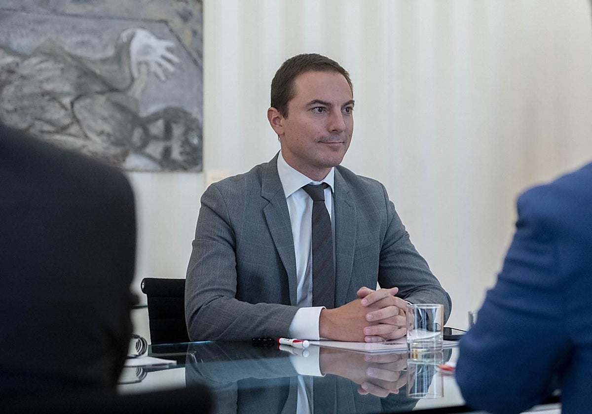 El secretario general de los socialistas madrileños, Juan Lobato, durante la reunión con Ayuso en Sol