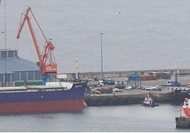 Dos muertos y otros cuatro heridos en un accidente entre dos camiones grúa en el puerto del Musel en Gijón