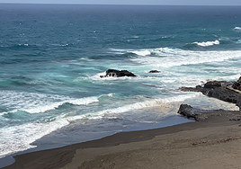 El vertido de fuel ya afecta a dos municipios de Gran Canaria y la mancha supera los dos kilómetros