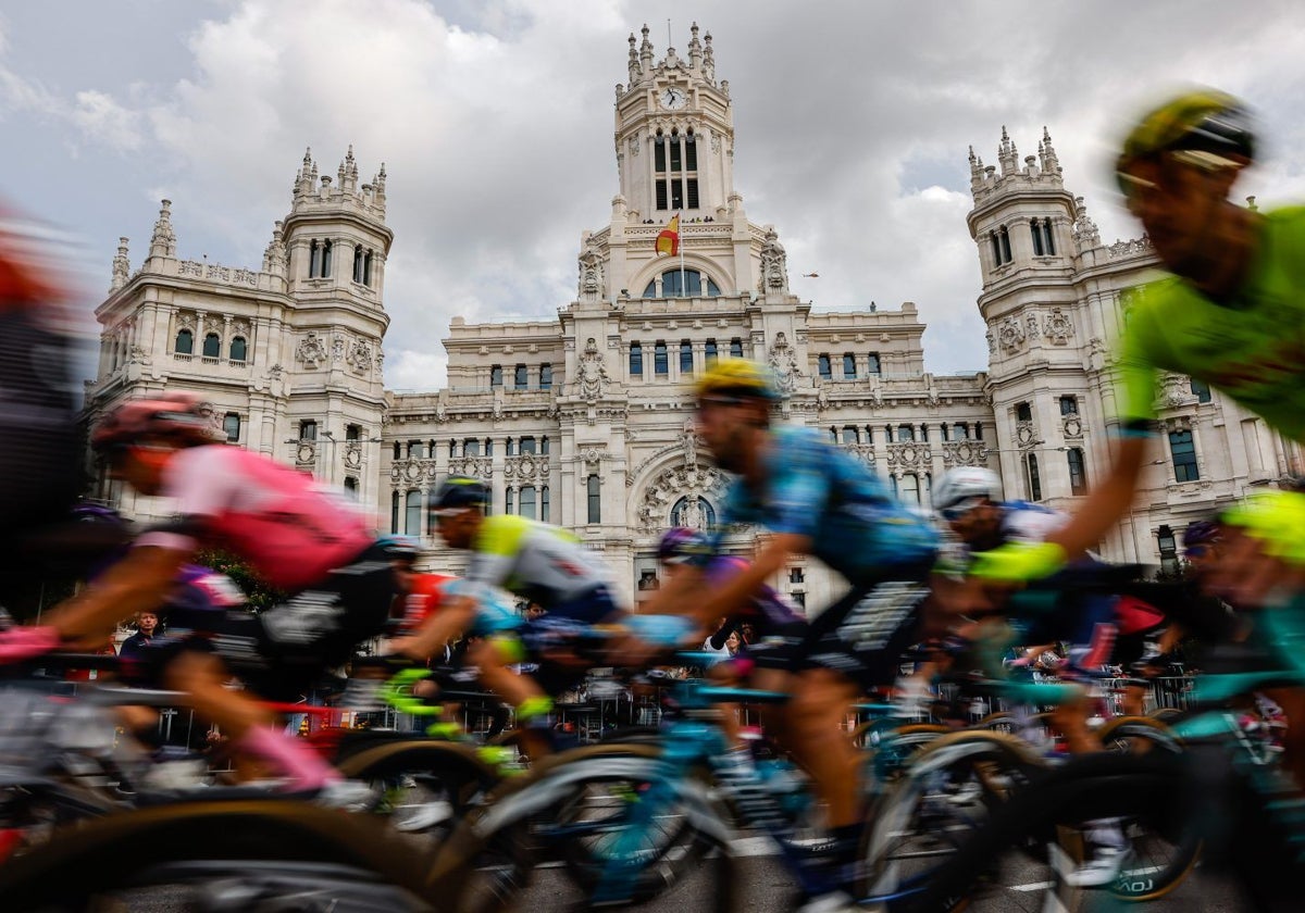 El pelotón a su paso por Madrid en la pasada edición de la Vuelta