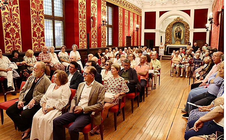 Imagen principal - Velázquez propone a la fotógrafa Renata Takkenberg como Hija Adoptiva de Toledo