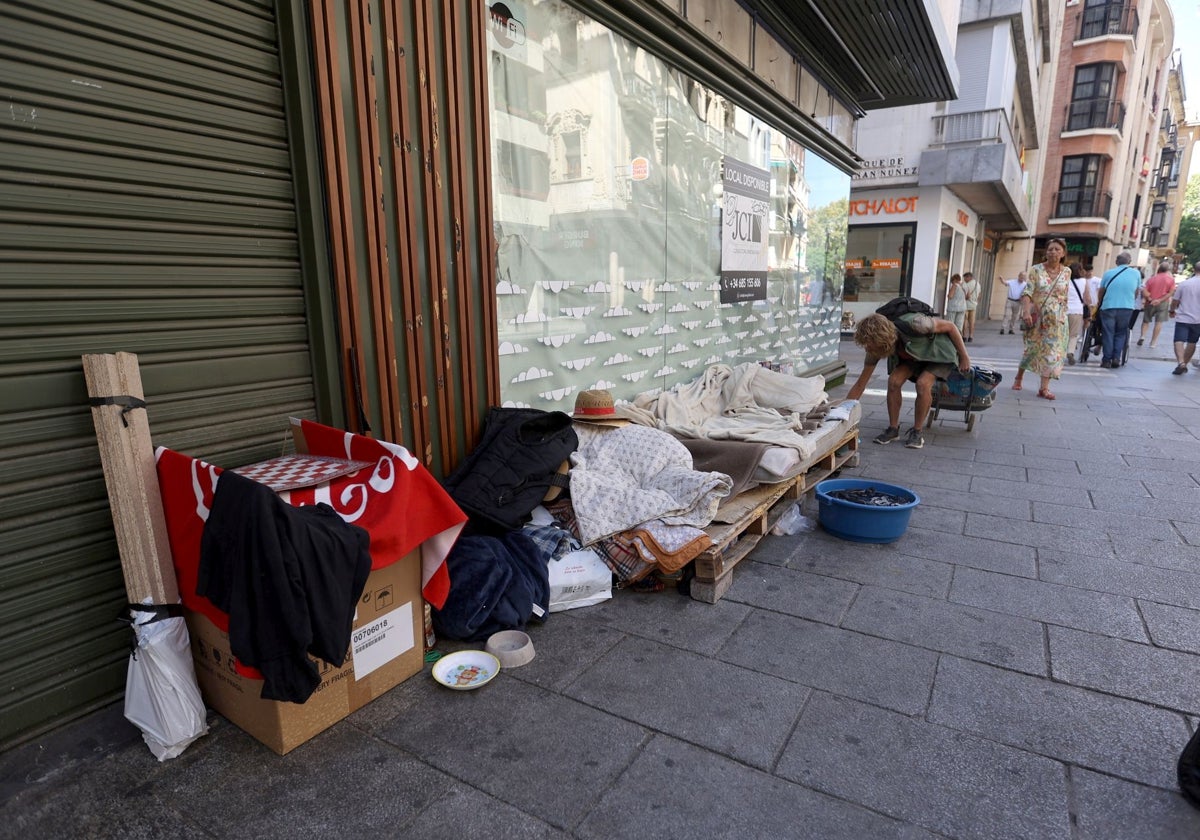 Enseres de una persona sin hogar en la calle Concepción