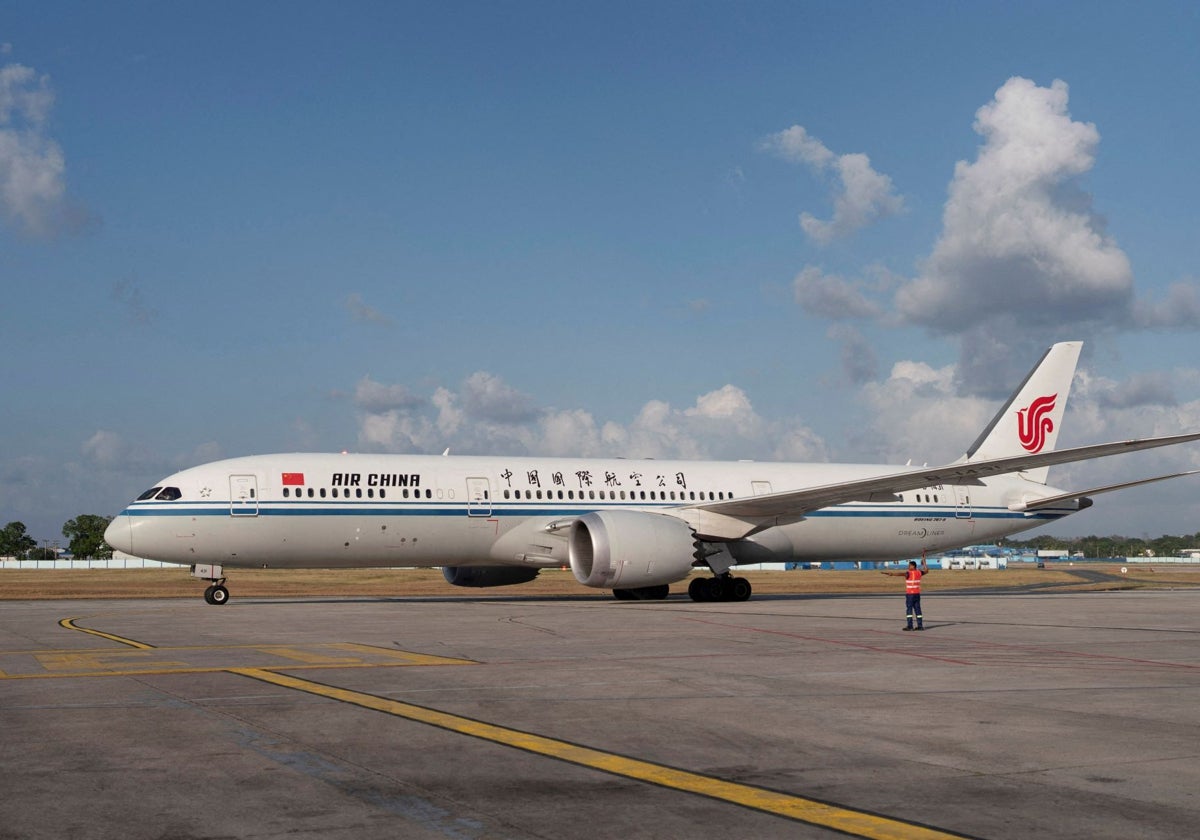 Un operario dirige a avión de Air China, la compañía que prevé operar desde Andalucía