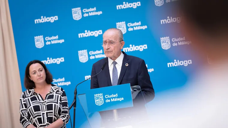 El alcalde de Málaga, Francisco de la Torre, durante la rueda de prensa junto a la concejala de Cultura, Mariana Pineda