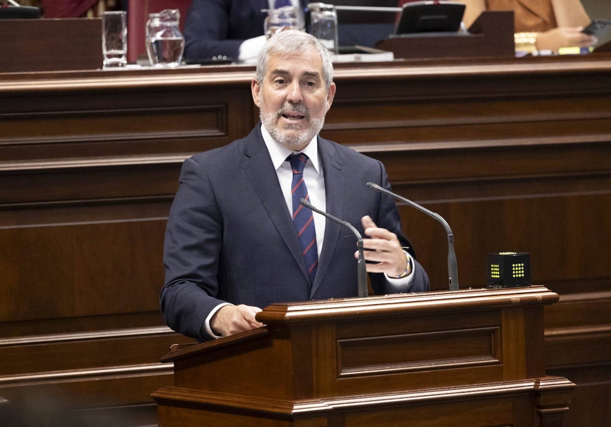 El presidente de Canarias, Fernando Clavijo, durante su intervención en el Parlamento de Canarias