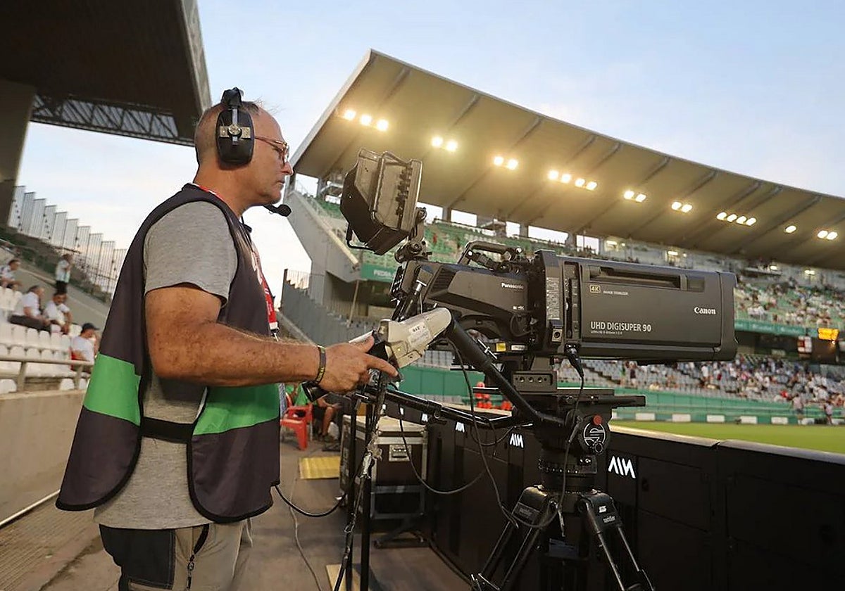 Un operador de cámara durante un partido en El Arcángel