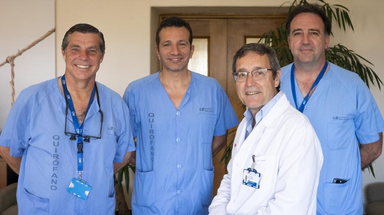 De izq. a dcha, los cirujanos Ignacio Domínguez y Alberto Francés (especialistas en columna y cadera, respectivamente), el jefe de servicio de Cirugía Ortopédica y Traumatología del Clínico, Fernando Marco, y el cirujano Rodrigo García Crespo (experto en rodilla)